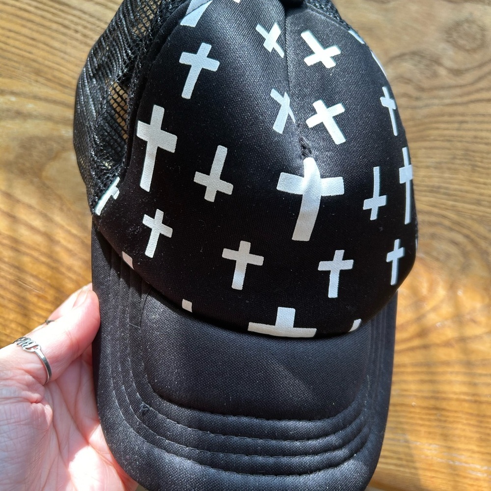 Women’s cross hat